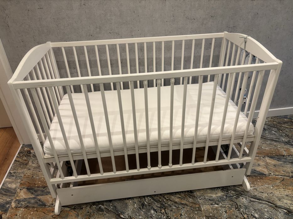 Łóżeczko dziecięce KLUPŚ funkcja bujania materac