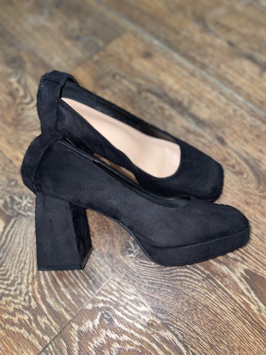 Жіночі чорні туфлі на стійкому каблуці