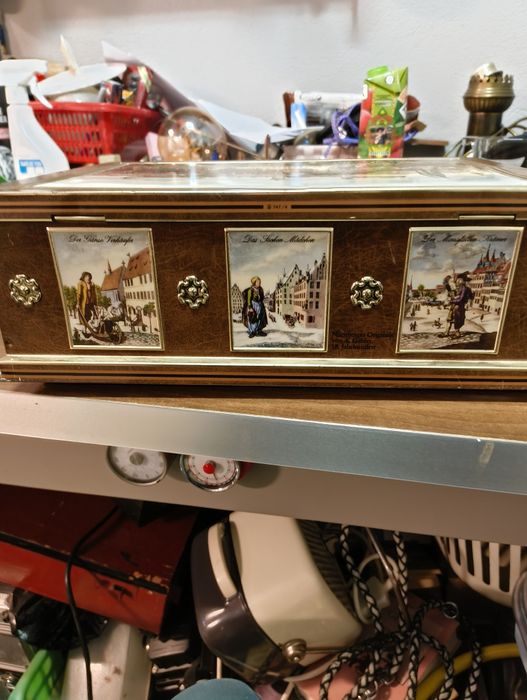 Orginalny metalowy pojemnik