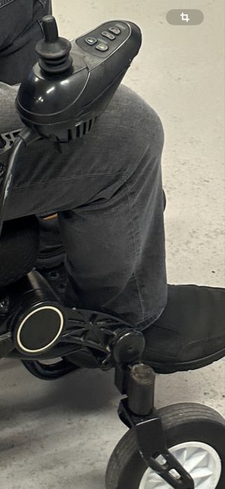 Крісло колісне з електроприводом Mover EA900