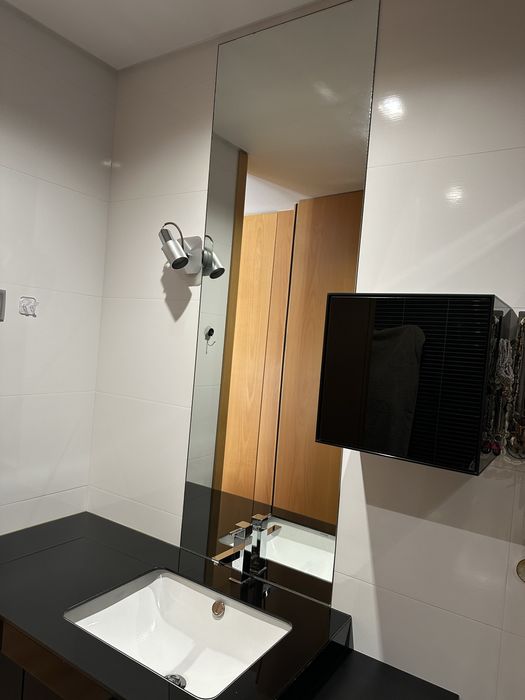 Móvel de casa de banho e toda a sua envolvência