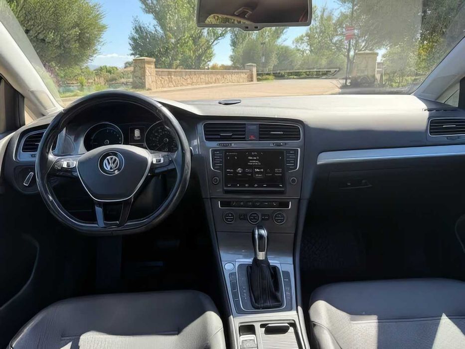 Volkswagen e-Golf      2016