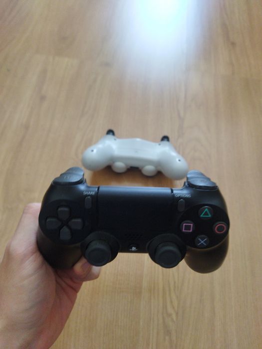 2 Original Sony PlayStation 4 Controllers64563968752899122