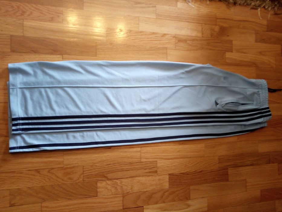 Calças Adidas azul claro julgo que unisexo