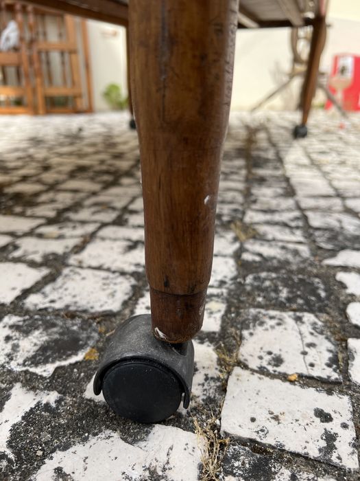 Cama de madeira de bebé