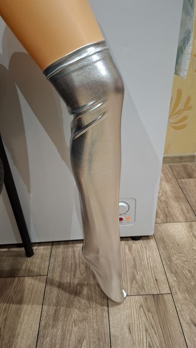 Pończochy damskie błyszczące.