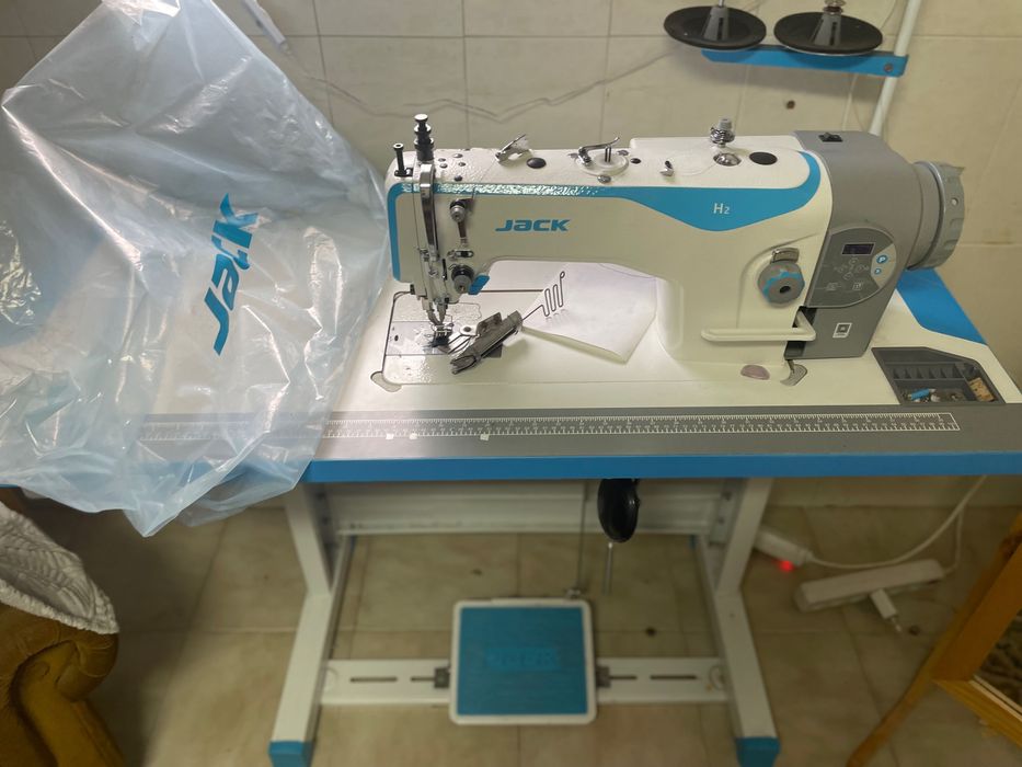 Máquina de costura industrial JACK H2 (com mesa e motor) – Aveiro