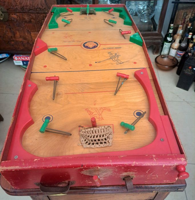jogo de hóquei de mesa década de 1950.