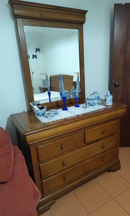 Mobilia de quarto com cômoda em Castanho maciço