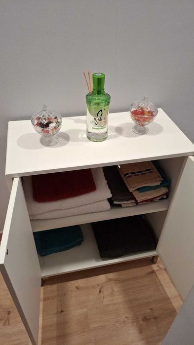 Armario branco para tolhas/copos/cereais