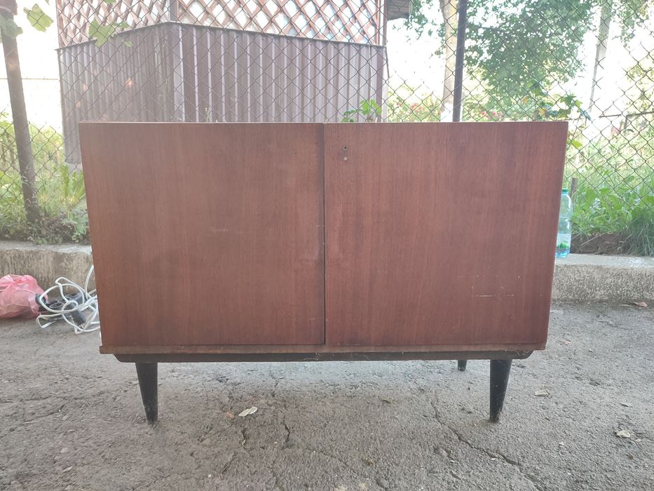 Тумба на ніжках.