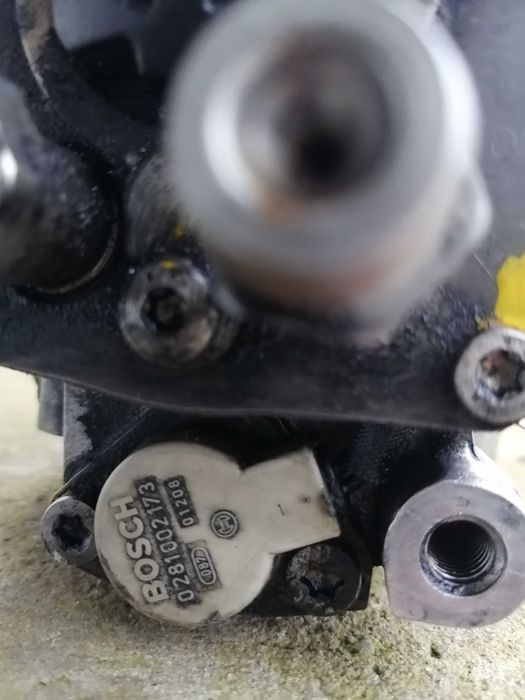Vendo bomba injetora e 4 injetores em muito bom estado e conservado