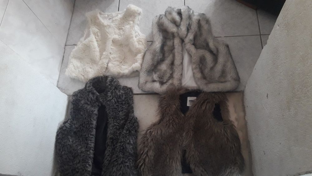 Casacos de mulher e de criança 2 euros cada.