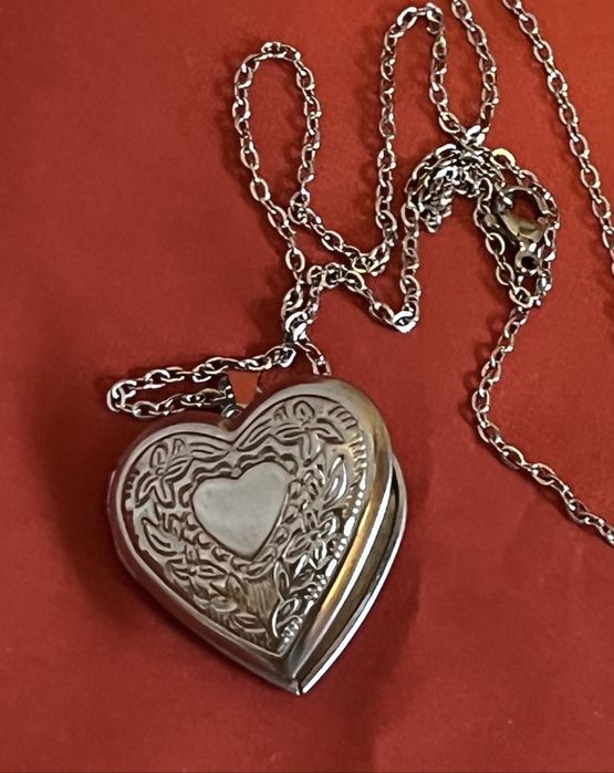 Śliczny sekretnik z łańcuszkiem