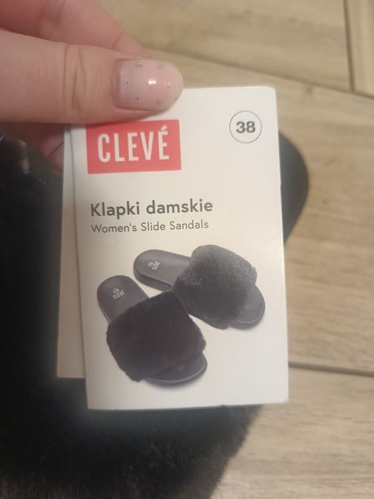 Nowe damskie czarne puchate klapki z futerkiem  38