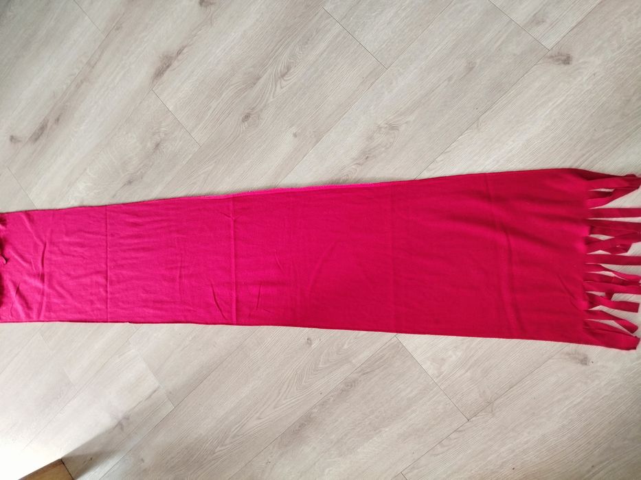 Miły miękki damski szal polarowy z frędzlami czerwony  36 x 195 cm