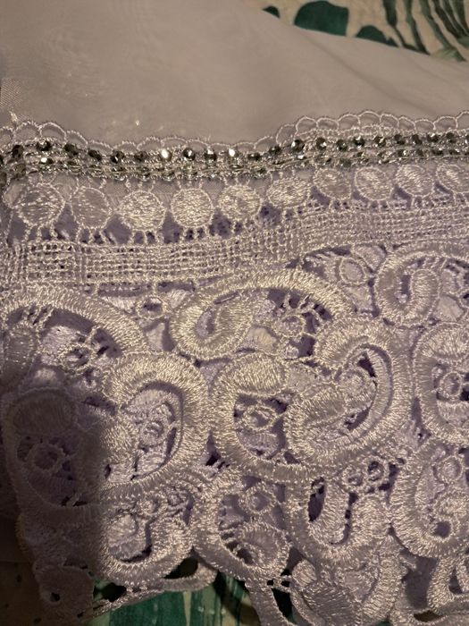 Firana z delikatna gipiurą