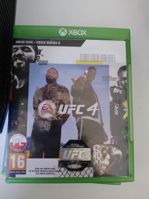 Xbox One + 2 pady + UFC 4 + FIFA 19