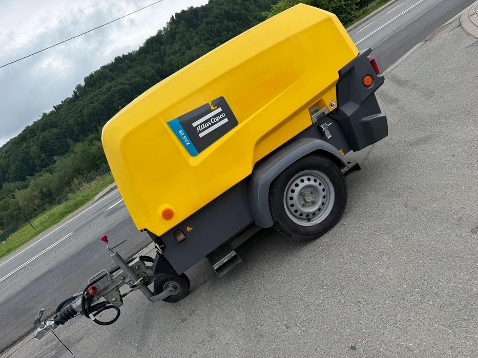 Atlas Copco XAS88 Kompresor Śrubowy. 738 mtg. 2021rok. Sprężarka 5,4m3. Przyczepka jezdna do rejestracji jako pojazd. Regulacja ciśnienia bar od 1-7. Silnik Kubota 4cylindry. 50km. Potężna moc. Sprowadzony z Norwegii. Maszyna jak Nowa z Salonu! Okazja. Za