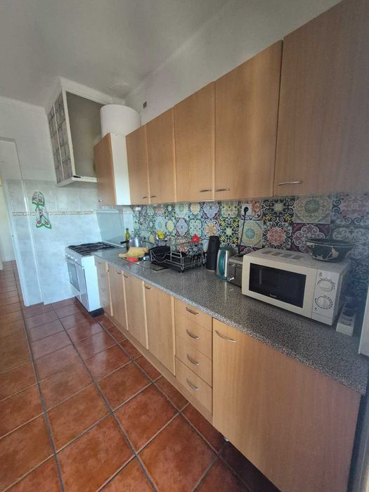 Quarto p/casal com banho privativo e marquise  em Alhandra