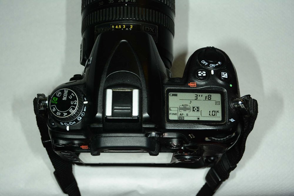 Nikon D7000 + AF-s Nikkor 18-70 + Grip