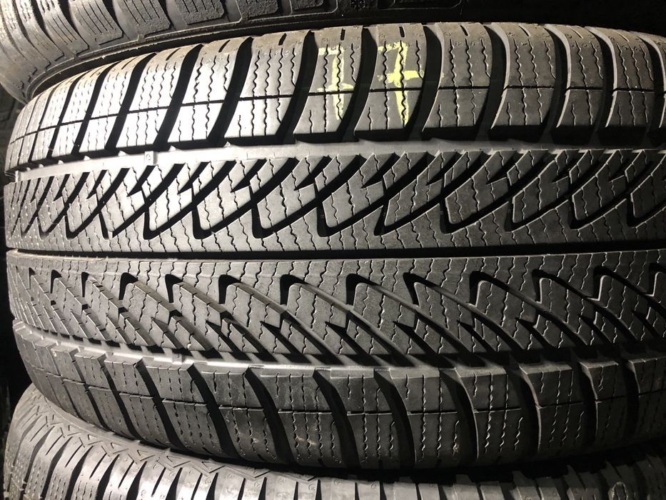 Пара шин б/у зима 235/55 17 Goodyaer ultra grip perfomance