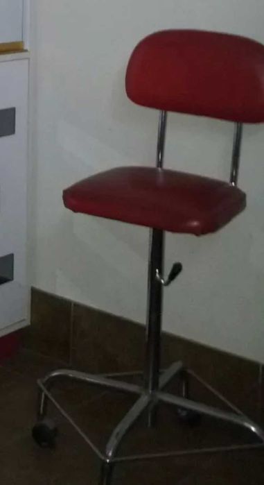 Móvel porta revistas e bengaleiro