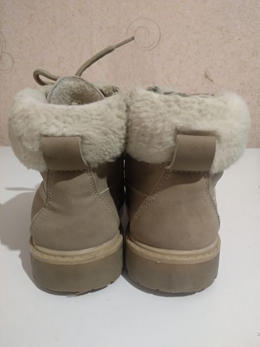 Продам демисезонные ботинки для девочки р. 31, стелька 20 см.