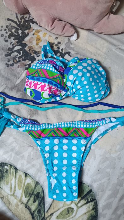 Biquíni estampado multicolor e azul