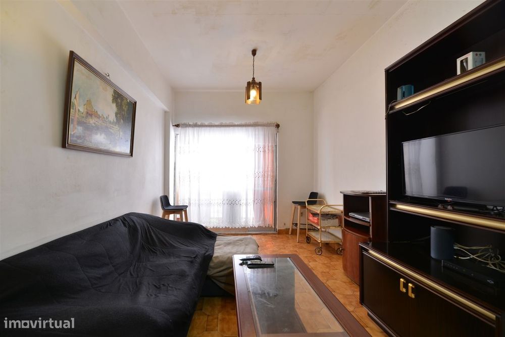 Apartamento T2 para remodelar em Porto Salvo, Oeiras