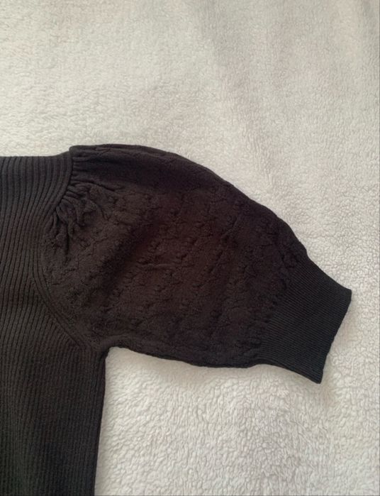 Cienki sweter z bufiastymi rękawkami