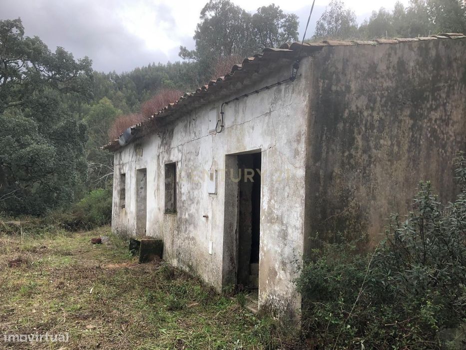 Terreno de 4 hectares com casa para renovar em Monchique — Monchique, Faro