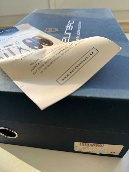 Sapatos abertos em pele da Eureka