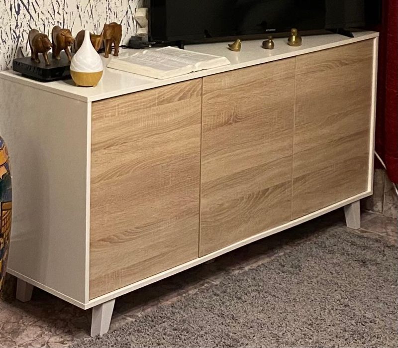 Movel de sala castanho claro e branco com os pés tipo retro