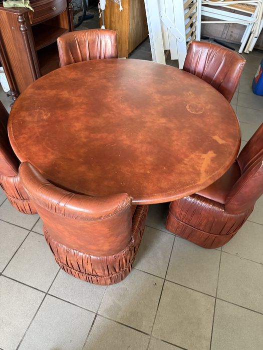 Mesa redonda com cadeiras