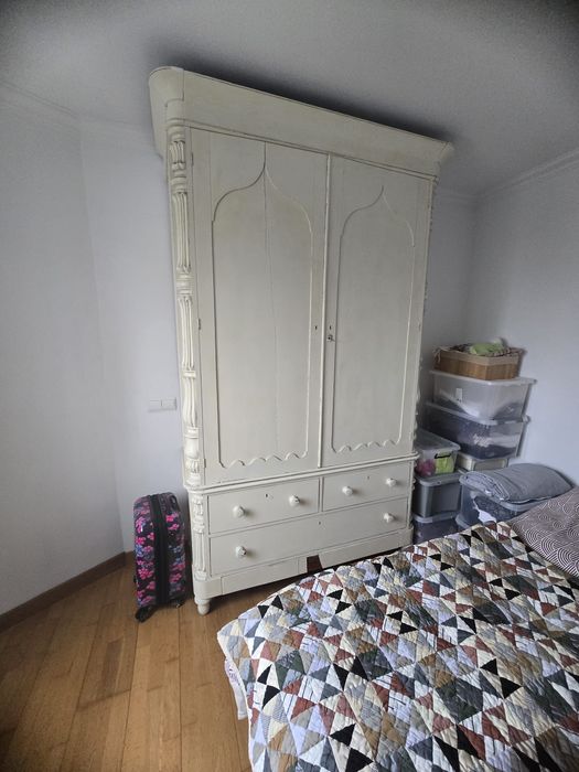 Roupeiro de madeira pintado branco
