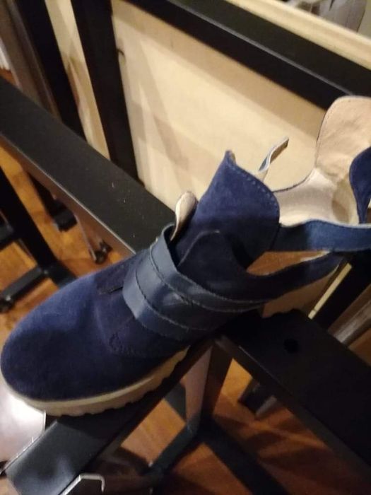 Sapatos em camurça