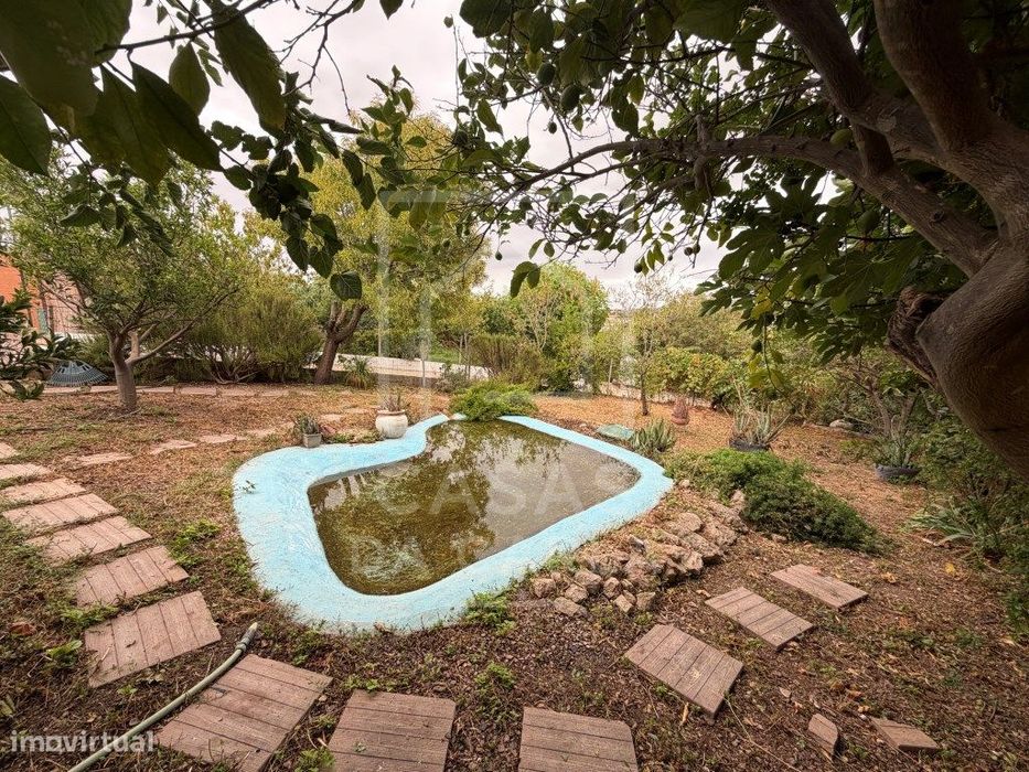 Propriedade T3 com Anexo T1+1 completamente renovada e jardim com 1...
