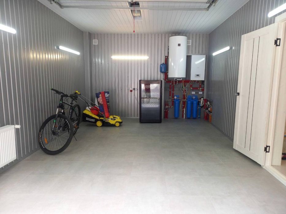 Просторий будинок, з великою земельною ділянкою, дмитро