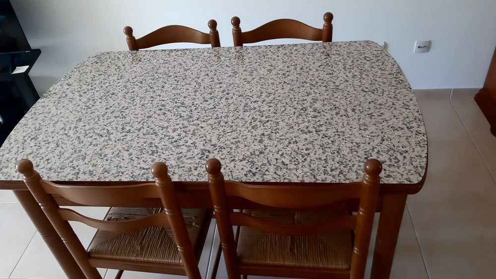 Mesa de cozinha extensível com  4 cadeiras 2 bancos. Em muito bom estado. Entrego zona de Lisbo