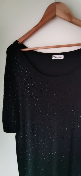 Vestido de tecido grosso com brilhantes