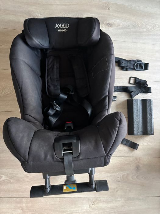 Fotelik samochodowy Axkid Minikid RWF tyłem 9-25 kg czarny