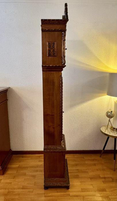 Relógio de pendulo com caixa longa em madeira todo trabalho marca KORLSANT
