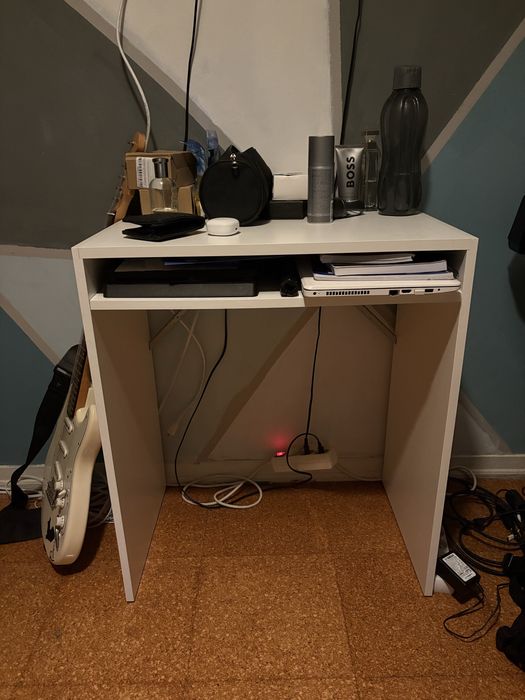 Vendo mesa pequena aproximadamente 130cm