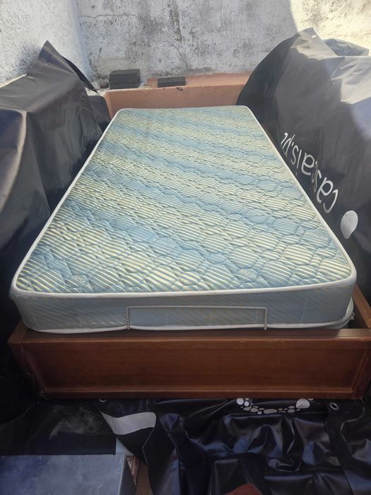 Cama solteiro semi-nova