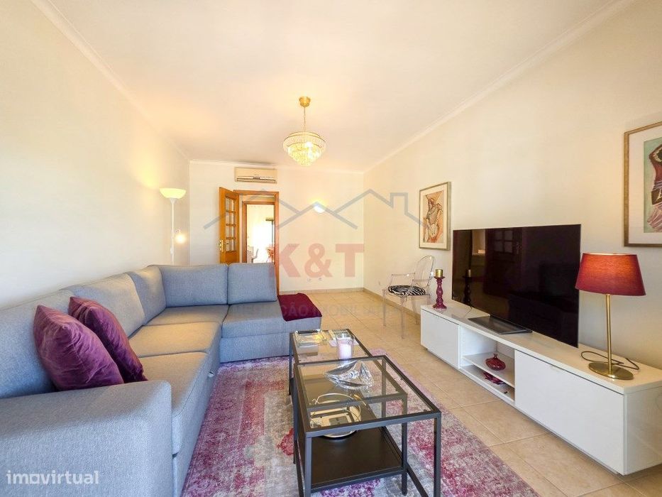 Apartamento T2, boas varandas e garagem