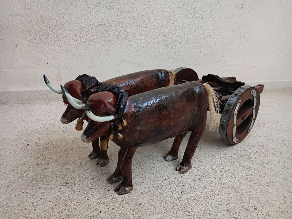 Belíssima peça decorativa c/ 60cm
"Junta de bois com carro" em madeira