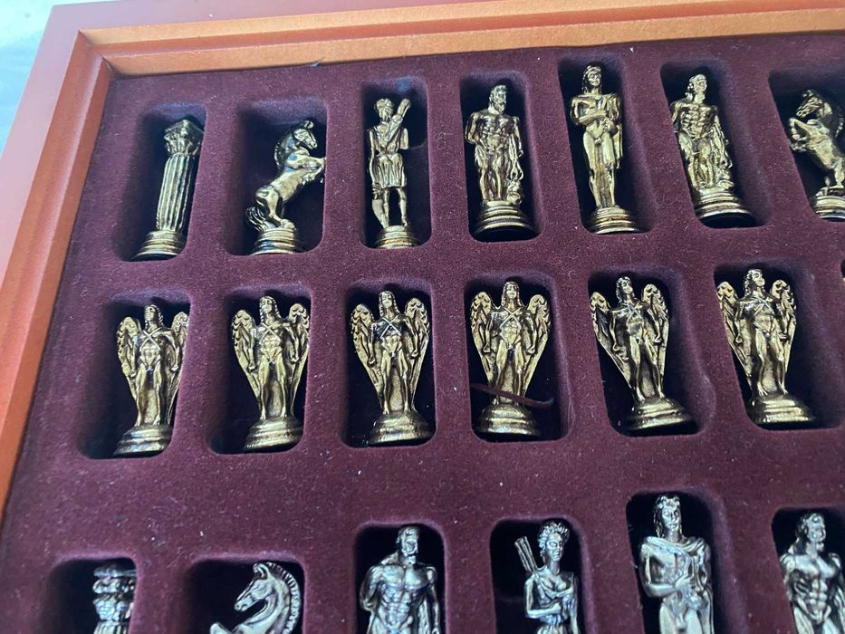 Tabuleiro de xadrez - Jogo vintage de tropas gregas feito em bronze