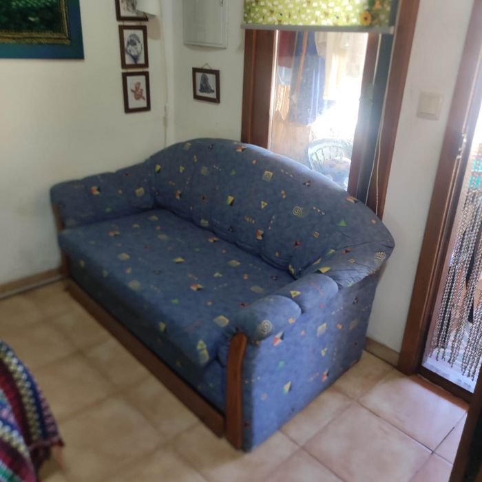 Sofá-cama de 3 lugares, em tecido azul com padrão