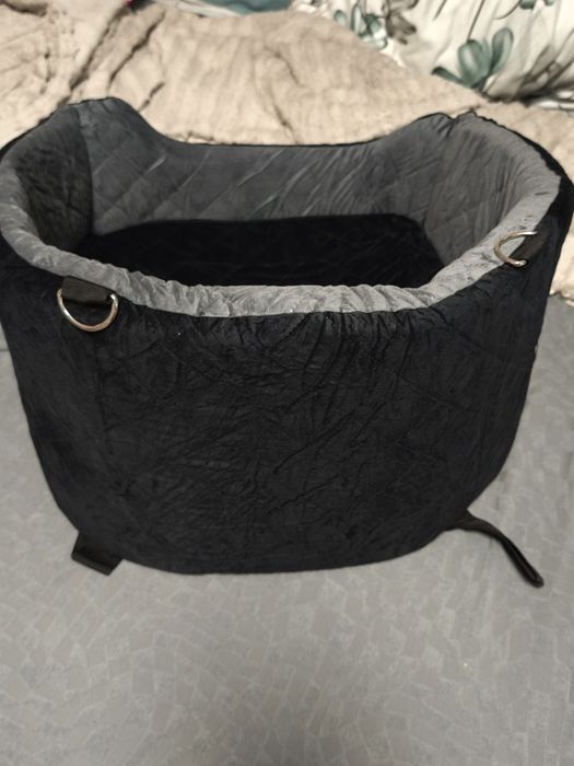 Assento para cães para carro com cinto de segurança, bolso de armazenamento e antiderrapante.